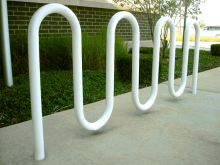 Wave/serpentine bike rack